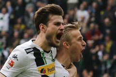 Bayern pokračuje v jízdě za titulem, Dortmund padl