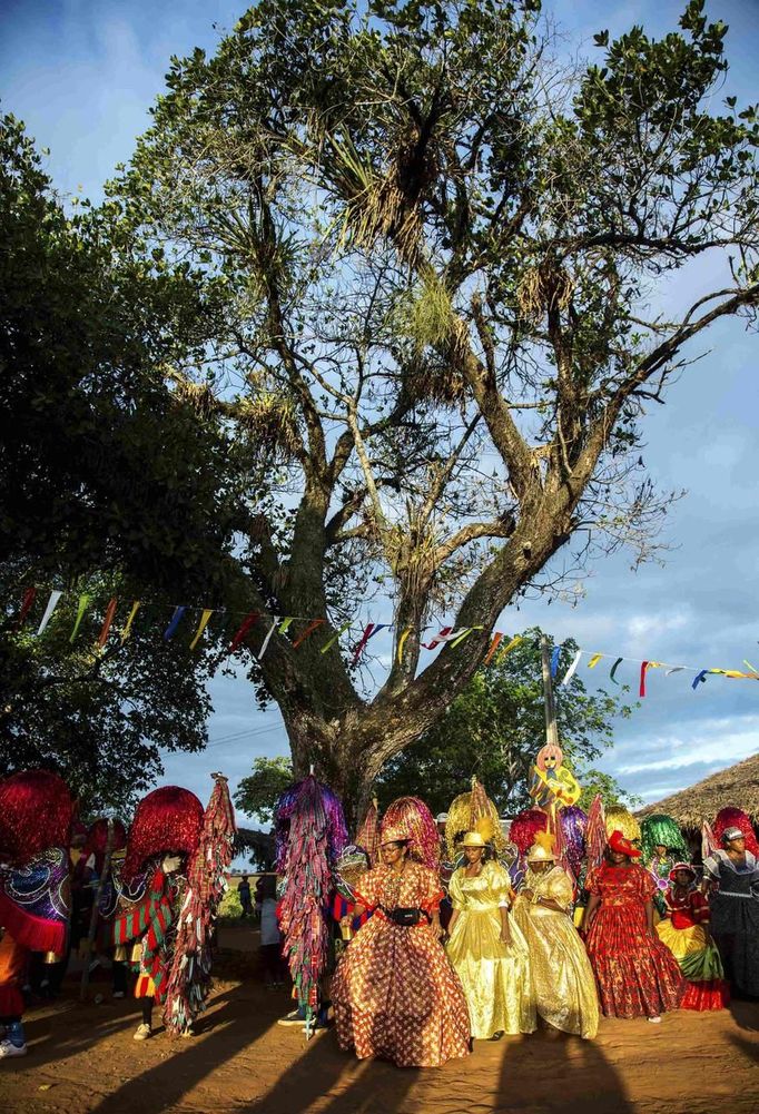 Revellers participate in the traditional carnival group known as "Maracatu Cambinda Brasileira", in the town of Engenho Cumba in Pernambuco State, February 10, 2013. REUTERS/Alexandre Severo (BRAZIL - Tags: SOCIETY) Published: Úno. 11, 2013, 2:34 dop.