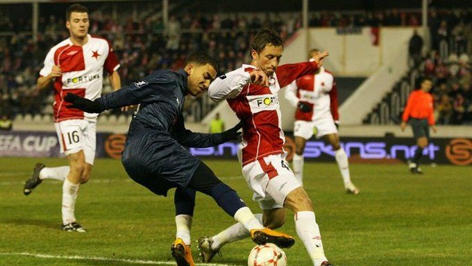 Aaron Lennon (Totenham Hotspur FC) si pohrává s Davidem Hubáčkem (SK Slavia Praha) u brány domácích.