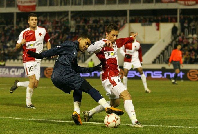 Aaron Lennon (Totenham Hotspur FC) si pohrává s Davidem Hubáčkem (SK Slavia Praha) u brány domácích.