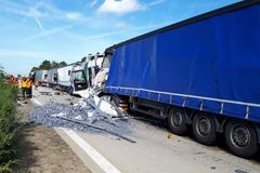 Dálnice D2 na Brno byla několik hodin uzavřena kvůli dvěma nehodám kamionů