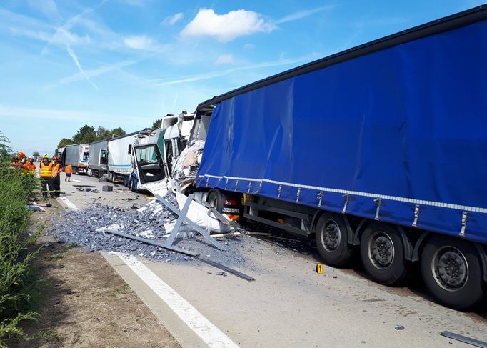 Hromadná nehoda šesti kamionů na dálnici D2.