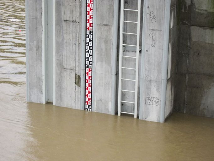 Stoupající hladina Vltavy ovšem nedělala vodohospodářů v pondělí odpoledne ty největší starosti.