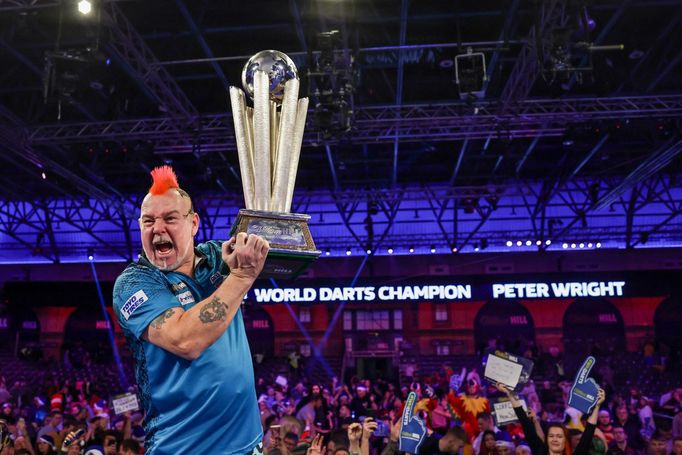 Peter Wright oslavuje triumf na MS v šipkách 2022.