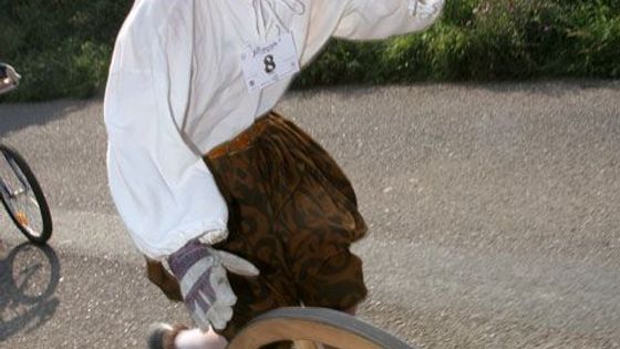 S dřevěným kolem krajem vína a burčáku