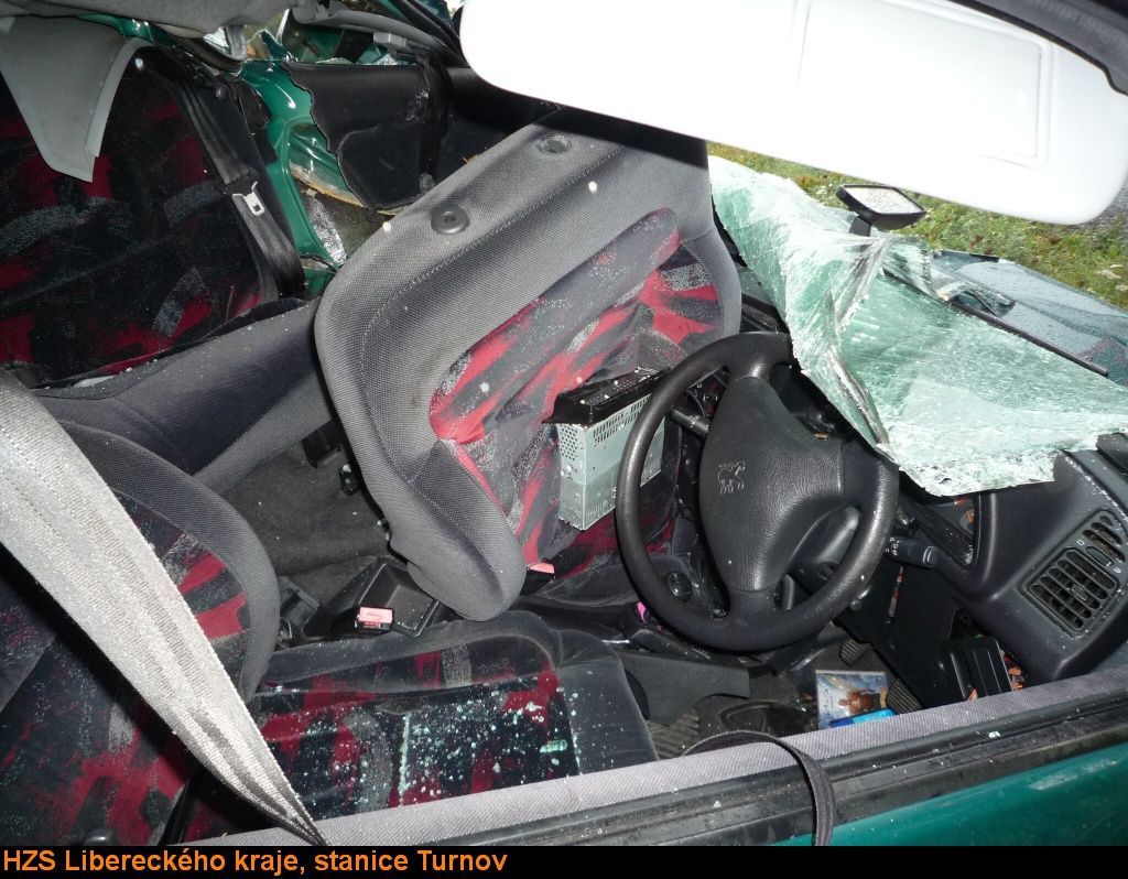 Nehoda Peugeotu 306 u Turnova