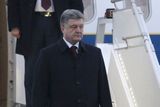 "Poslední šance." Tak charakterizoval ukrajinský prezident Petro Porošenko (na snímku po příletu do Běloruska) setkání, které ho ve středu čekalo v Minsku. Válka v jeho zemi už trvá deset měsíců. Za její počátek je považován 12. duben 2014, kdy proruští povstalci obsadili východoukrajinský Slavjansk. Počet mrtvých už překročil pět tisíc.