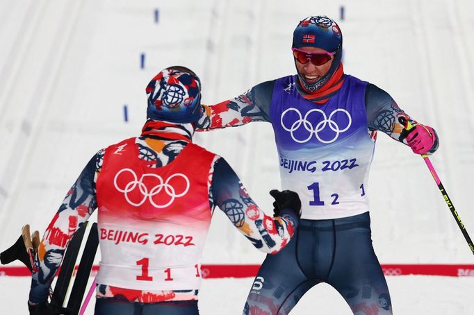 Johannes Hoesflot Klaebo slaví triumf v týmovém sprintu.