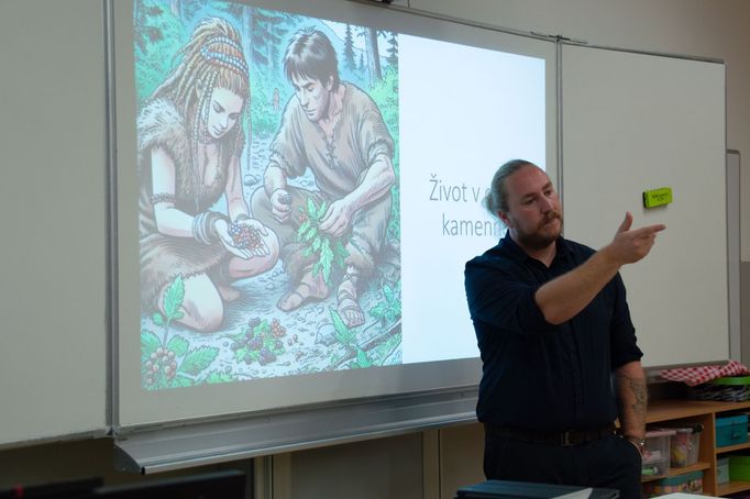 Učitel Pavel Žalský dává žákům zadání ke hře, kterou pro žáky sám připravil. "Když nenajdu žádnou hru, prostě si ji vytvořím," říká.