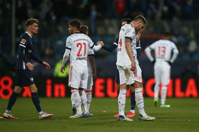 Zklamaní hráči Bayernu Mnichov po porážce v Bochumi