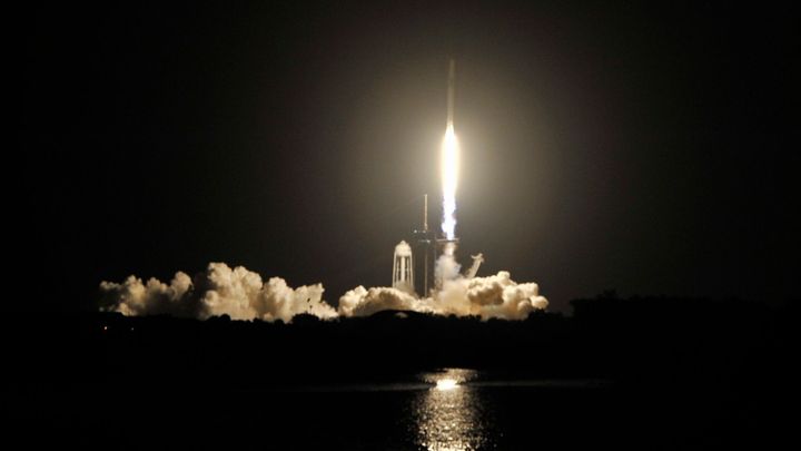 Z mysu Canaveral odstartovali k vesmírné stanici čtyři astronauti v lodi firmy SpaceX; Zdroj foto: Reuters