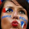 Francouzská fanynka v utkání Ukrajiny s Francií ve skupině D na Euru 2012