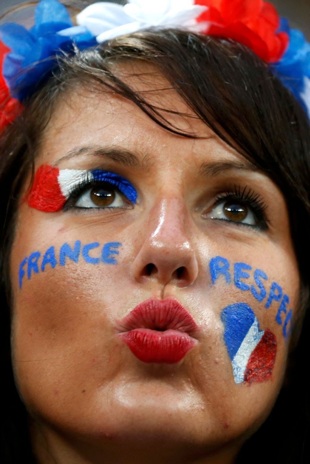 Francouzská fanynka v utkání Ukrajiny s Francií ve skupině D na Euru 2012