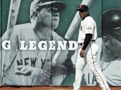 Baseballista Barry Bonds prochází kolem obrázku legendárného Baba Rutha. Bude Bonds zapsán v dějinách baseballu jako legenda, nebo jako podvodník?