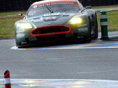 Tomáš Enge s Astonem Martin DBR9 při závodě 24 hodin v Le Mans.