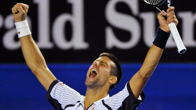 Novak Djokovič zůstává ve hře o rekordní třetí titul  z Melbourne v řadě.