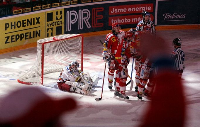 Duba chytal dál. Když seděl na trestné lavici na 2+2 minuty Petr Nedvěd za hákování a podražení, pustil dva góly. Slavia tedy osm minut před koncem vyrovnala na 5:5.