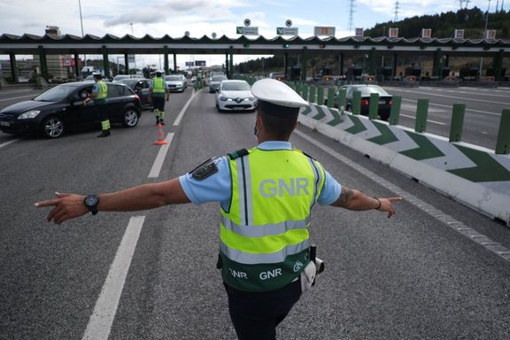Policisté kontrolují vozidla při víkendovém zákazu cestování z a do Lisabonu kvůli šířící se nákaze koronavirem.