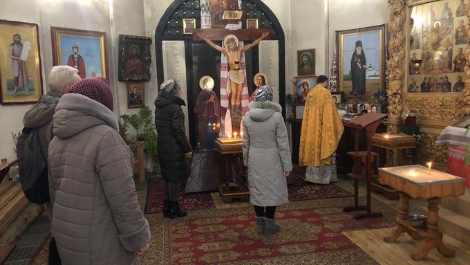 Panychida za zemřelé vojáky v pravoslavném kostele v Černihivu. Za křížem v pozadí jsou seznamy obětí z města a okolí od vypuknutí války v roce 2014.