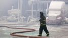 A firefighter walks past an ice covered warehouse that caught fire on Tuesday night in Chicago January 23, 2013. Fire department officials said it is the biggest fire the department has had to battle in years and one-third of all Chicago firefighters were on the scene at one point or another trying to put out the flames. An Arctic blast continues to gripped the U.S. Midwest and Northeast Wednesday, with at least three deaths linked to the frigid weather, and fierce winds made some locations feel as cold as 50 degrees below zero Fahrenheit. (minus 46 degrees Celsius) REUTERS/John Gress (UNITED STATES - Tags: DISASTER ENVIRONMENT) Published: Led. 23, 2013, 4:50 odp.