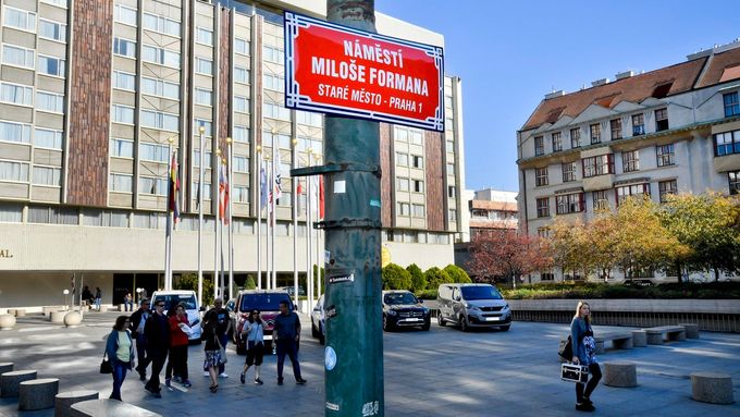 Náměstí Miloše Formana existuje od roku 2018. Zastupitelé nyní souhlasili s jeho zastavěním.
