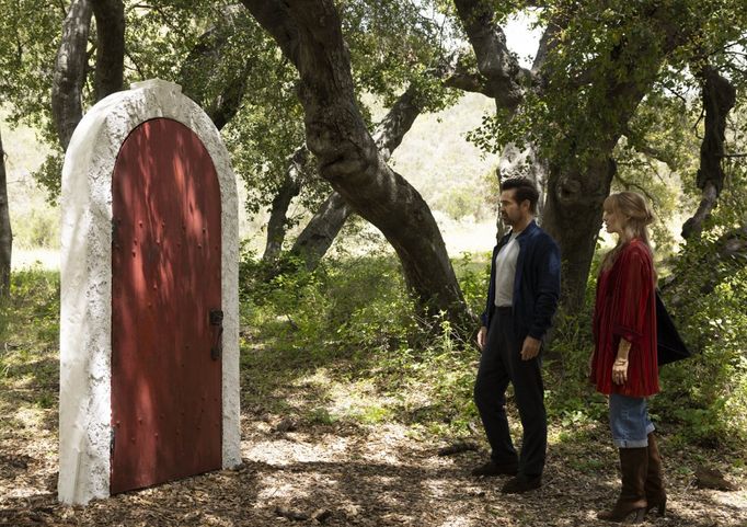 Margot Robbie jako Sarah a Colin Farrell v roli Davida ve filmu Velká odvážná nádherná cesta (2025).