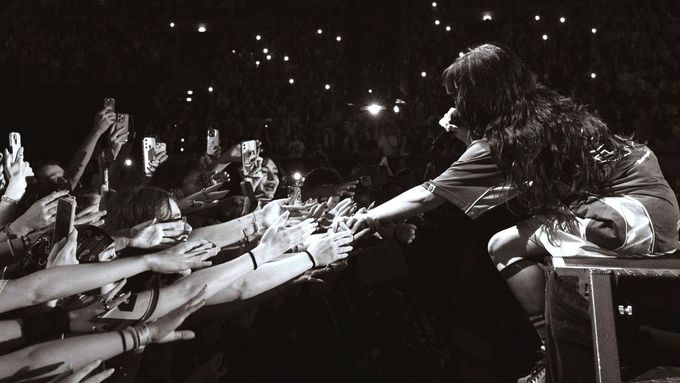 Americká zpěvačka Billie Eilish na nedělním koncertě v pražské O2 areně pokořila rekord v návštěvnosti haly. Role mluvčí generace jí dokonale pasovala.