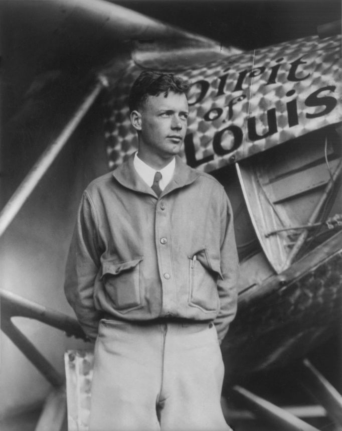 Charles Lindbergh s letounem Spirit of St. Louis v pozadí na fotografii z roku 1927.