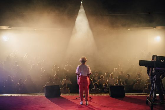 Anna Fialová jako Iveta Bartošová.