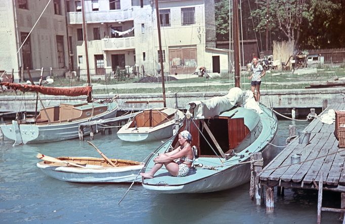 Žena v yacht klubu u  jezera Balaton, Maďarsko, 1955.