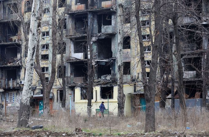 Ruskem okupované ukrajinské město Mariupol rok od útoku na tamní divadlo.