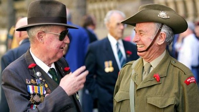 Australští druhováleční veteráni - hrdinové. Avšak v hodnostech nikoliv plukovníků či generálů, ale vojínů.