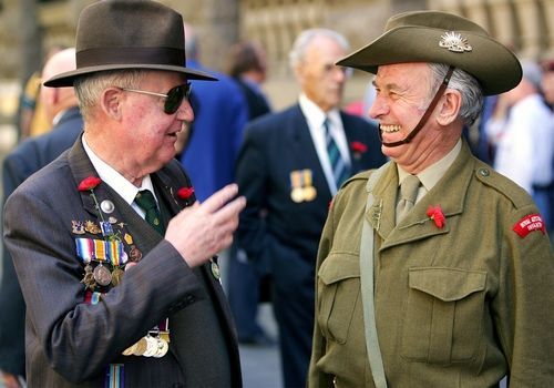 Australští váleční veteráni se zdraví na slavnosti v Sydney