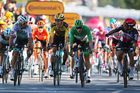 11. etapa Tour de France 2020: Wout van Aert (ve žlutém) v cíli pokřikuje na Petera Sagana (v bílém)
