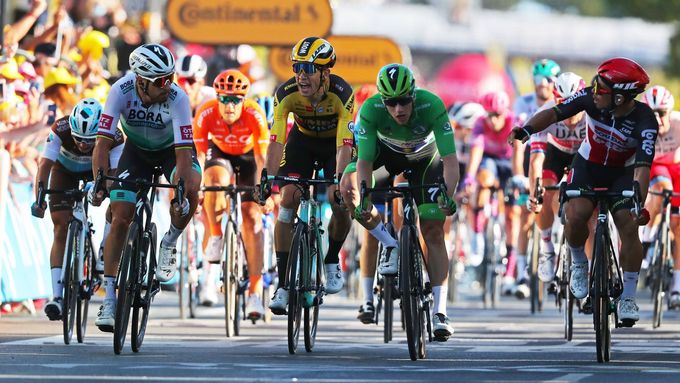 Rozezlený Wout van Aert (ve žlutém) pokřikuje v cíli 11. etapy Tour de France na Peter Sagana (v bílém).