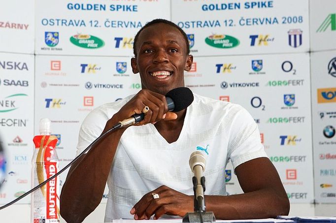 Sprinter Usain Bolt z Jamajky zase dokáže zaběhnout sto metrů za 9,72 sekundy. Zatím jako jediný na světě. V Česku se nejdříve představil novinářům na tiskové konferenci před Zlatou tretrou v Ostravě