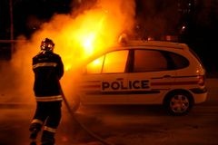 Ve Francii opět vypukly násilné protesty proti brutalitě policie. Dav podpaluje auta i kontejnery