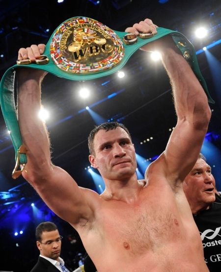 Ukrajinský boxer Vitalij Kličko titul organizace WBC, když porazil Kubánce Juana Carlose Gómeze technickým k.o.