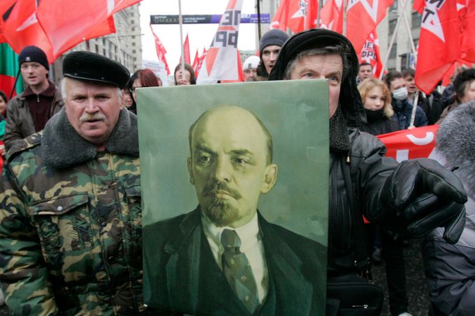 Příznivci komunismu si v Moskvě připomněli výročí Velké říjnové socialistické revoluce. S rudými prapory a transparenty vyšli do ulic.