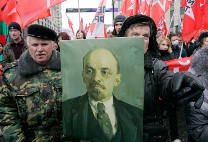 Příznivci komunismu si v Moskvě připomněli výročí Velké říjnové socialistické revoluce. S rudými prapory a transparenty vyšli do ulic.