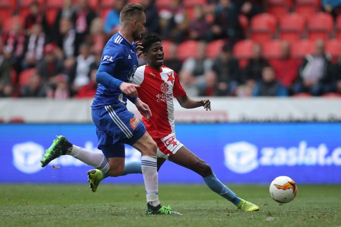 30. kolo české fotbalové ligy, Slavia - Olomouc: Vít Beneš a Peter Olayinka