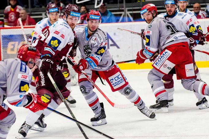 TELH, Třinec-Sparta: Erik Hrňa (88) a Tomáš Plíhal (39)¨- Curtis Hamilton (70)