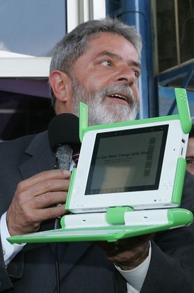 Brazilský prezident s laptopem pro děti