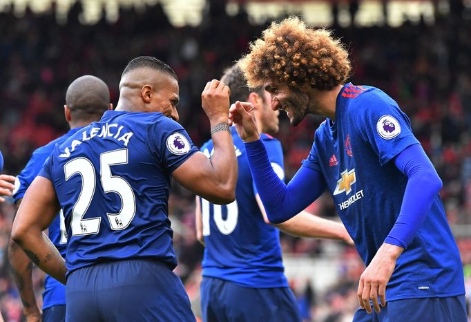 Antonio Valencia a Marouane Fellaini slaví gól Manchesteru United