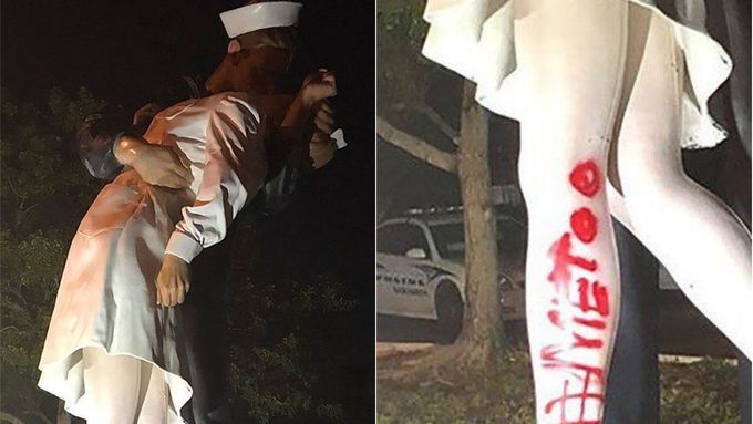 Sochu oslavující konec války poničil vandal, k líbajícímu páru nasprejoval #MeToo