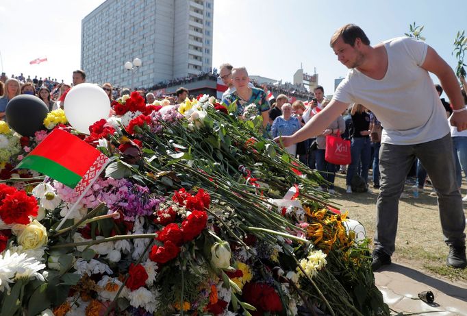 Tisíce lidí se dnes v běloruské metropoli Minsku přišly rozloučit s Aljaksandrem Tarajkouským, který zemřel v pondělí při zásahu policie proti protestujícím.