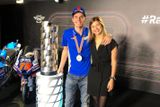 Zatímco úřadující šampion MotoGP Fabio Quartararo je momentálně bez závazků, jeho předchůdce z ročníku 2020 Joan Mir chodí s brunetkou Alejandrou Lopezovou.