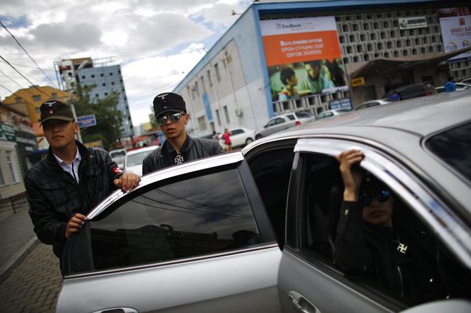 Members of the Mongolian neo-Nazi group Tsagaan Khass leave their headquarters in Ulan Bator June 23, 2013. The group has rebranded itself as an environmentalist organisation fighting pollution by foreign-owned mines, seeking legitimacy as it sends Swastika-wearing members to check mining permits.Over the past years, ultra-nationalist groups have expanded in the country and among those garnering attention is Tsagaan Khass, which has recently shifted its focus from activities such as attacks on women it accuses of consorting with foreign men to environmental issues, with the stated goal of protecting Mongolia from foreign mining interests. This ultra-nationalist group was founded in the 1990s and currently has 100-plus members. Picture taken June 23, 2013. REUTERS/Carlos Barria (MONGOLIA - Tags: POLITICS ENVIRONMENT BUSINESS SOCIETY EMPLOYMENT) ATTENTION EDITORS: PICTURE 13 OF 25 FOR PACKAGE 'MONGOLIA'S ENVIRONMENTAL NEO-NAZIS'. TO FIND ALL IMAGES SEARCH 'TSAGAAN KHASS' Published: Čec. 2, 2013, 9:58 dop.