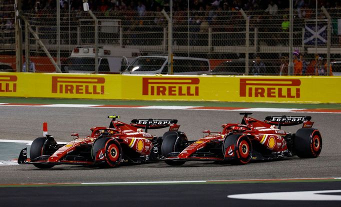 Piloti Ferrari Carlos Sainz junior a Charles Leclerc spolu bojují ve VC Bahrajnu F1 2024