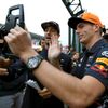 F1, VC Japonska: fanoušci - Daniel Ricciardo a Max Verstappen